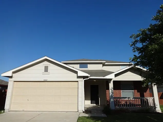 4 bed, 2.5 bath, 1982 sqft, $2,040 — Photo 1