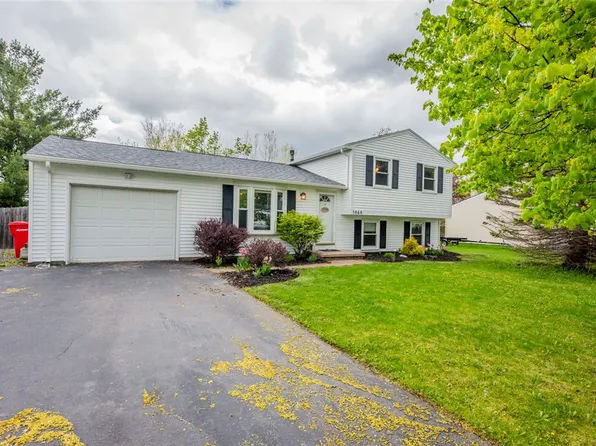 5868 Mountain Ash Dr, Farmington, NY 14425