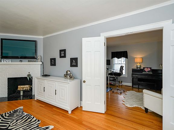 3rd image of 726 W 9th St S