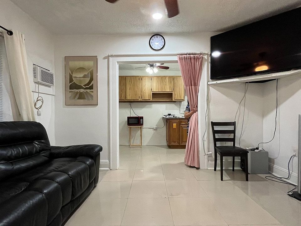 1st image of 716 NE 127th St #3