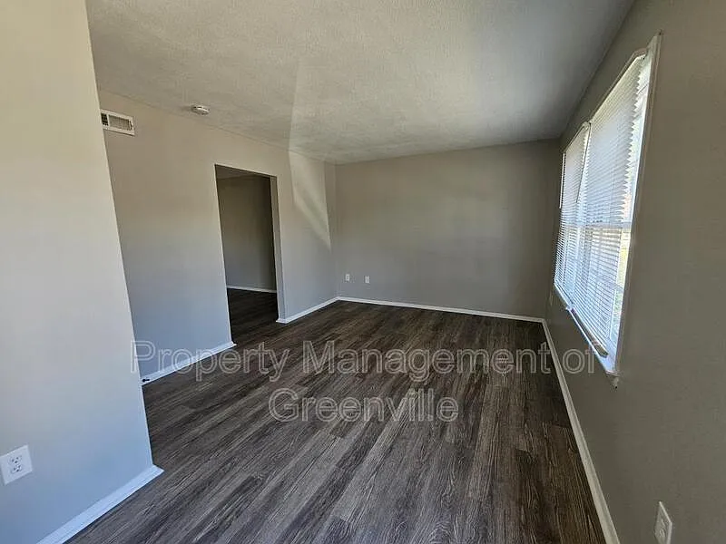 2 bed, 1.5 bath, 1040 sqft, $995 — Photo 2