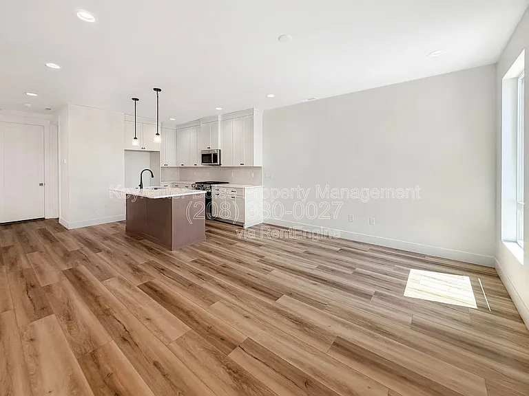 373 E Lombard Ln — Photo 5