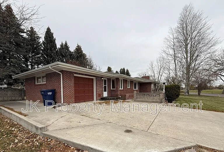 1726 Alder Dr — Photo 3