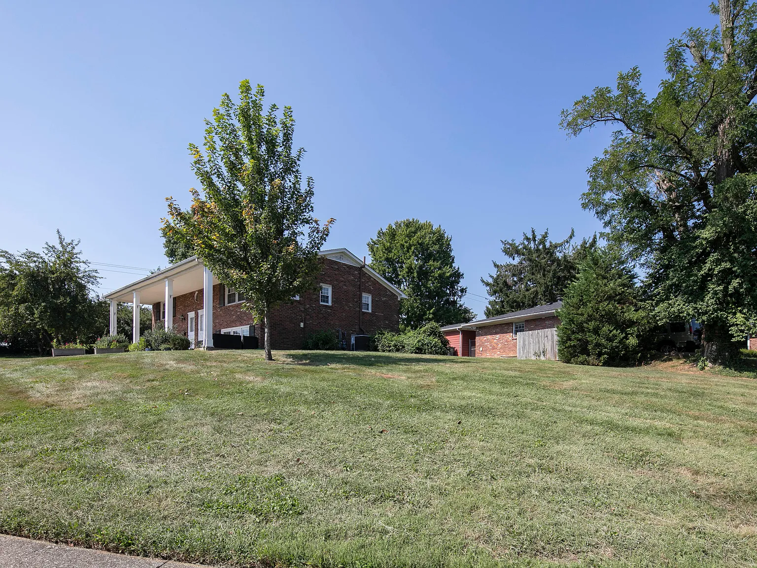 2 bed, 1.5 bath, 1450 sqft, $1,900 — Photo 3
