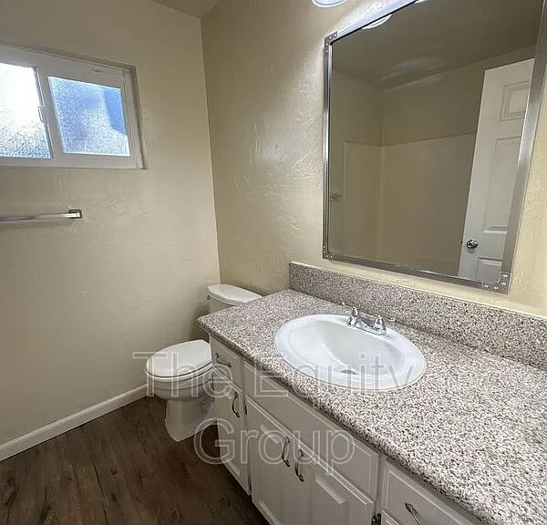 547 W Tulare Ave #A — Photo 9