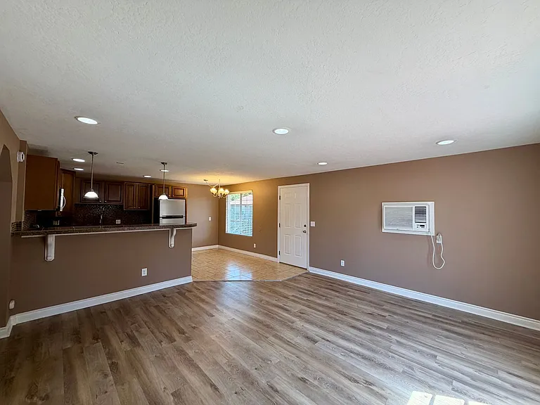 526 S 40th Ave #D — Photo 3