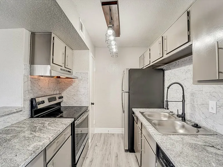 Del Mar Apartments — Photo 17