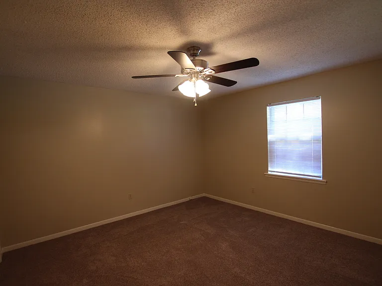 800 Rhodes Dr — Photo 14