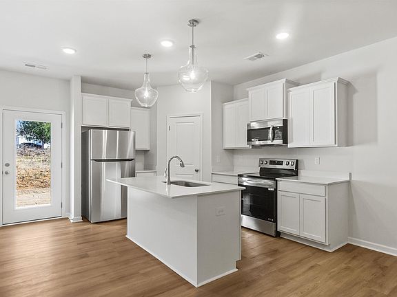 4th image of 28 Stoneview Way