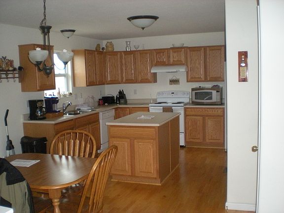 4th image of 375 Puleo Dr