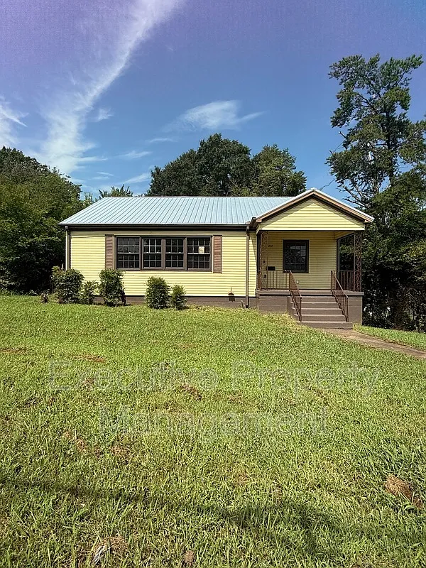 3 bed, 1.0 bath, 1814 sqft, $1,200 — Photo 1