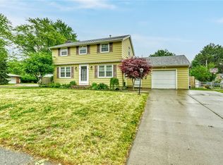 9 Meyerhill Cir E, Rochester, NY 14617