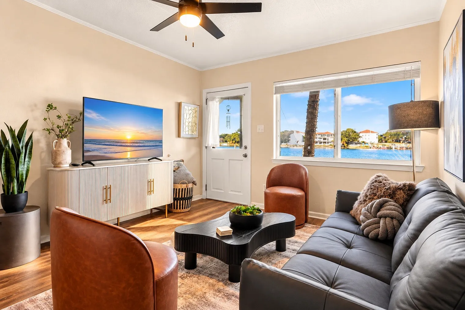 2 bed, 1.0 bath, 7254 sqft, $2,072 — Photo 1