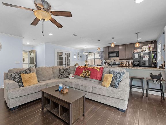 5th image of 326 Goldenrod Ct