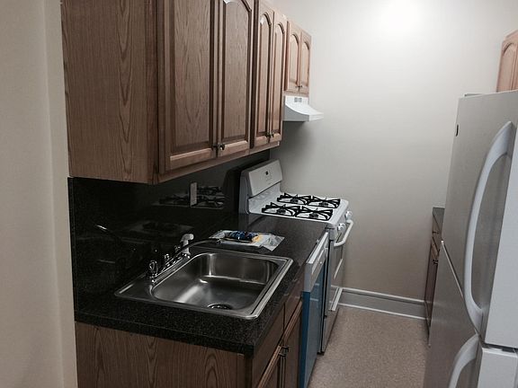 3rd image of 4-224 Martine Ave #4