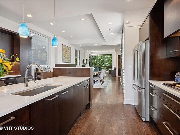 3rd image of 1736 W Le Moyne St #2