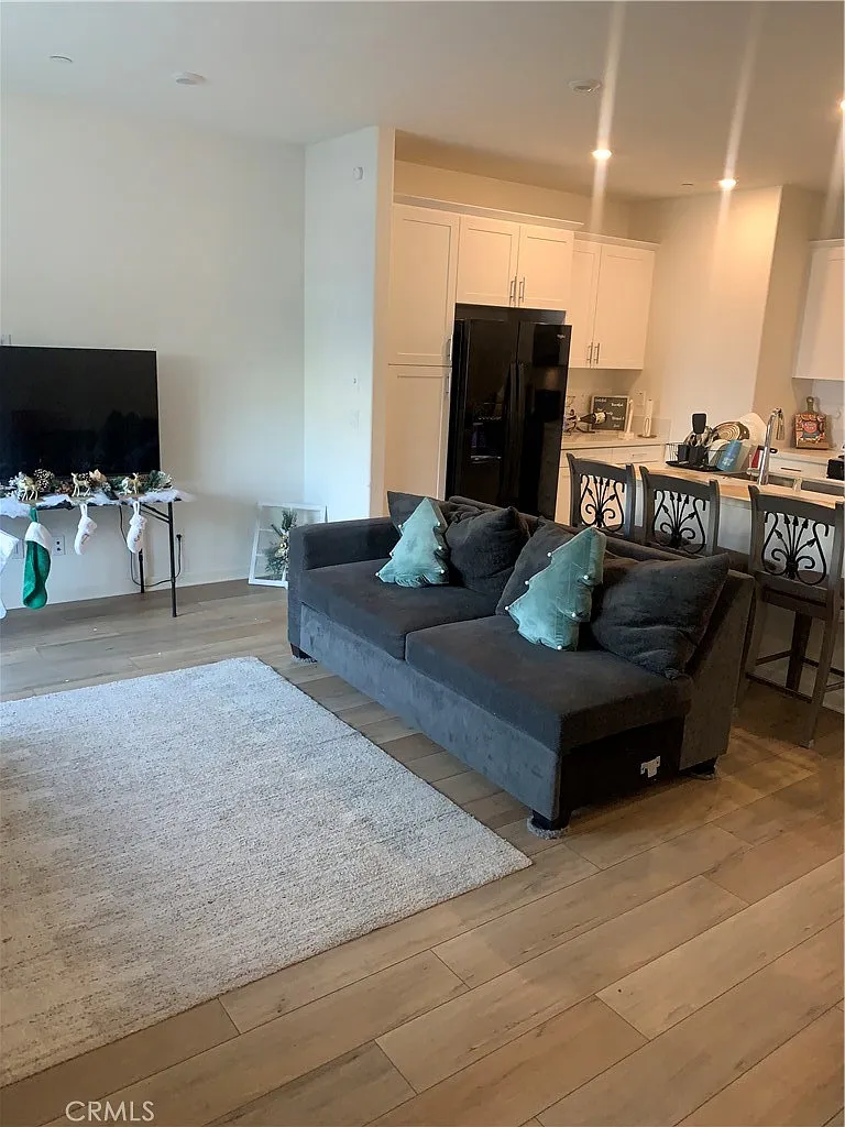 3 bed, 2.5 bath, 1375 sqft, $3,200 — Photo 4