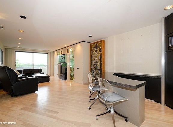 3rd image of 6400 N Cicero Ave APT 513