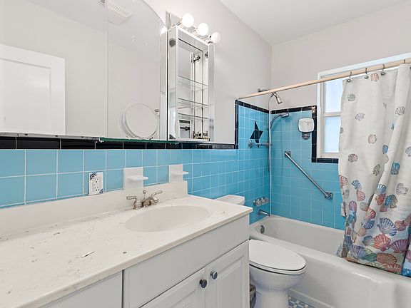 3rd image of 939 Lytle St