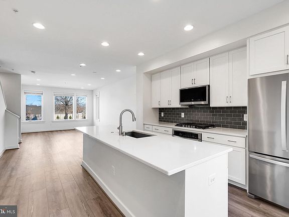 3rd image of 16560 Crabbs Branch Way