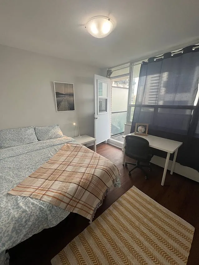 Flex Room with Balcony - Davisville Avenue & Yonge Street — Photo 2