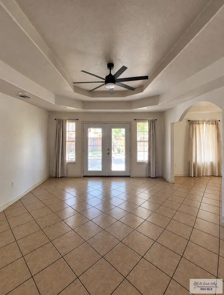 3 bed, 2.0 bath, 1494 sqft, $2,300 — Photo 3