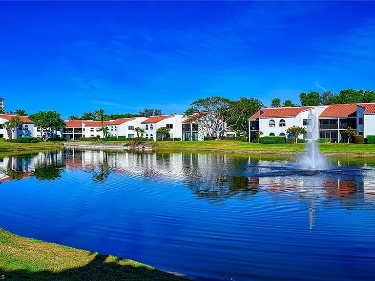 613 Beachwalk Cir #J — Photo 2
