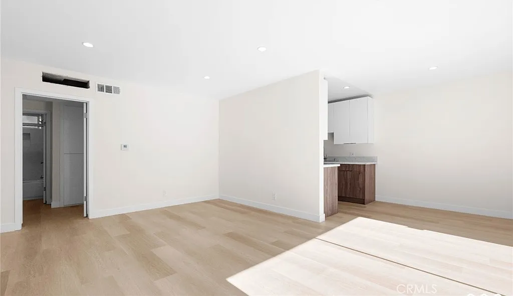 2 bed, 1000 sqft, $2,200 — Photo 2