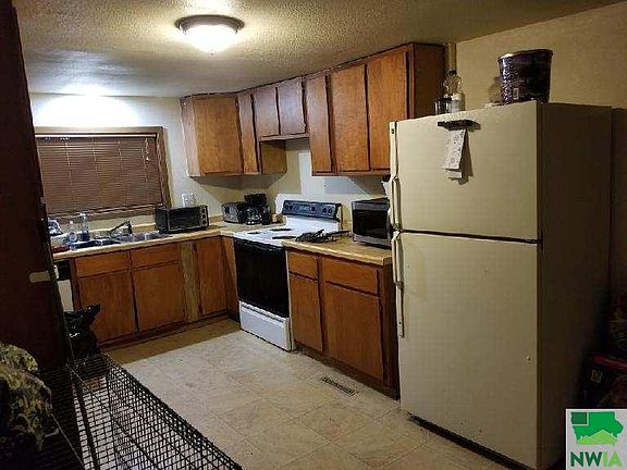 2nd image of 424 Clarendon St