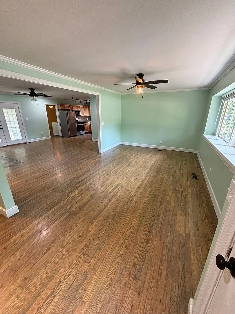 Stylish 3 Bedroom Home with Private Yard Near the University! — Photo 2