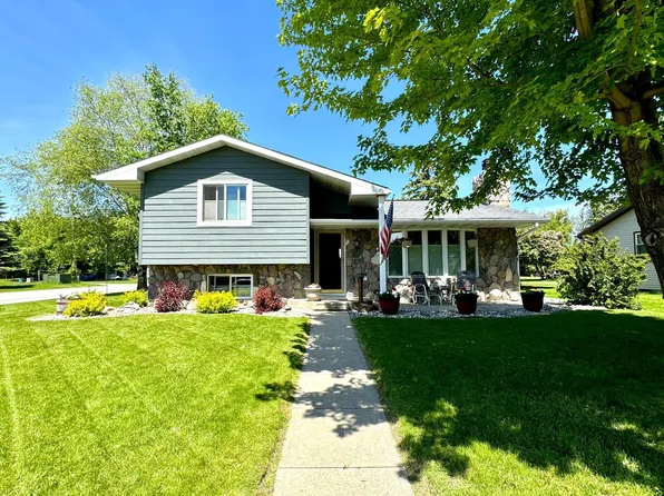 209 Lake St NW, Warroad, MN 56763