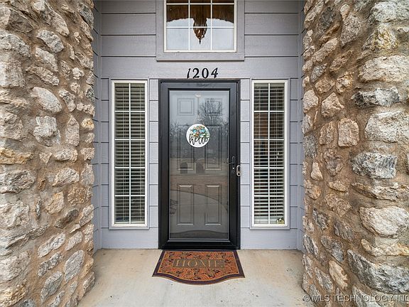 3rd image of 1204 W Toledo Ct