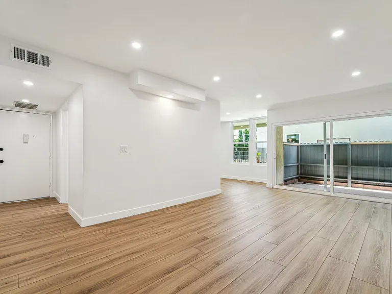 Embassy Terrace — Photo 14