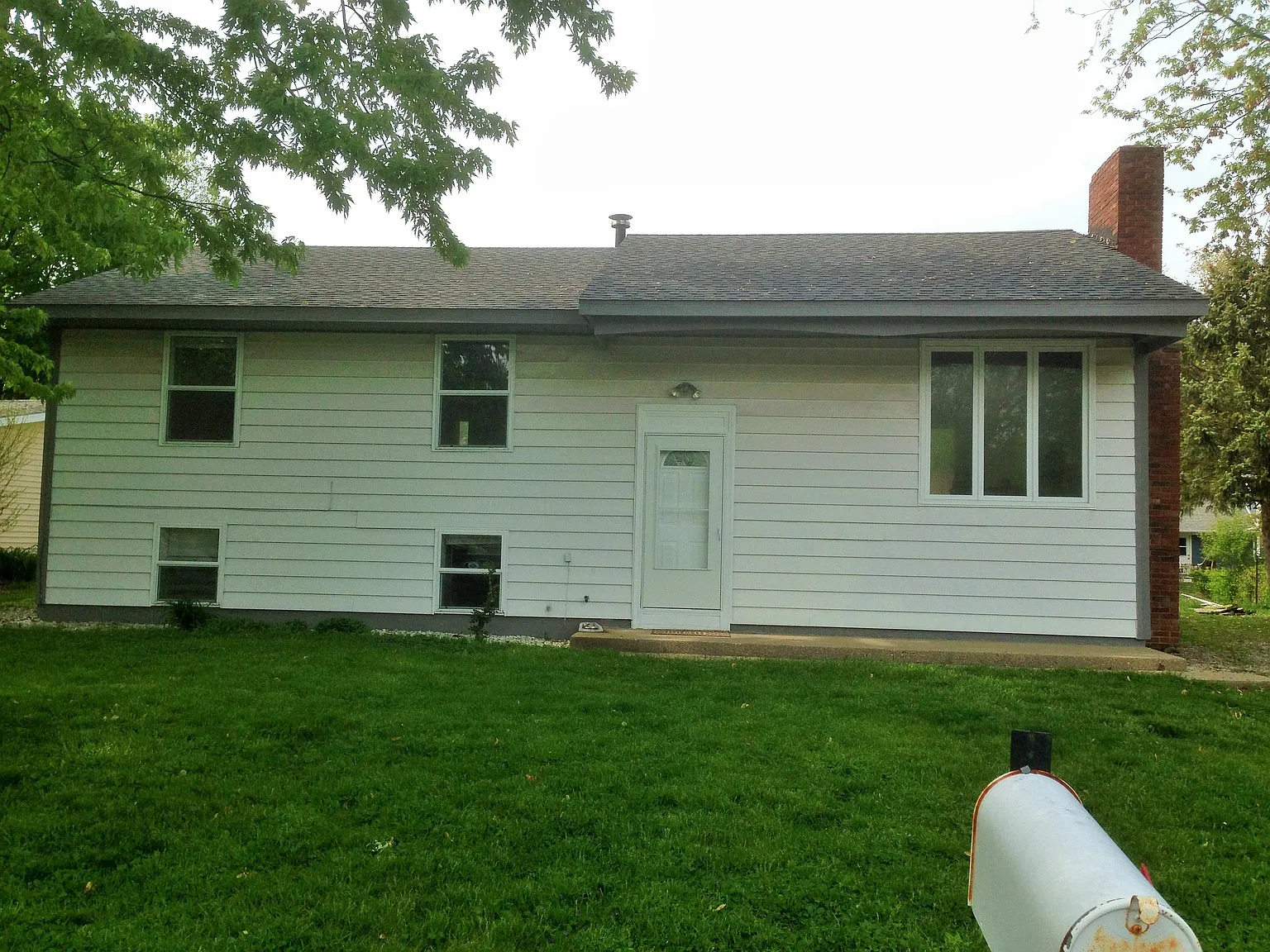 2422 Maplewood Dr photo 1