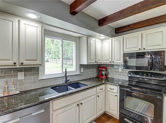 3rd image of 929 E Drumm Cir