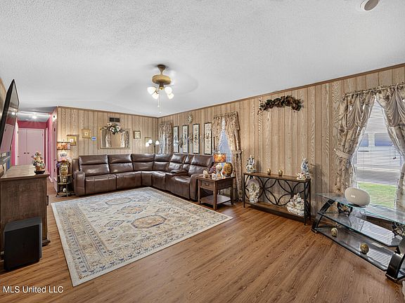 3rd image of 8645 Woodbine Dr