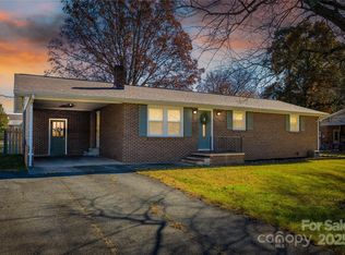 1046 22nd St NE, Hickory, NC 28601