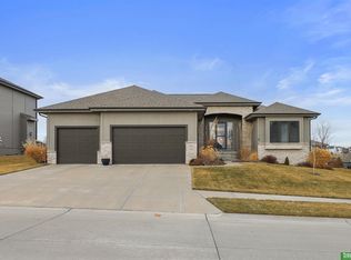 516 Sherwood Dr, Gretna, NE 68028