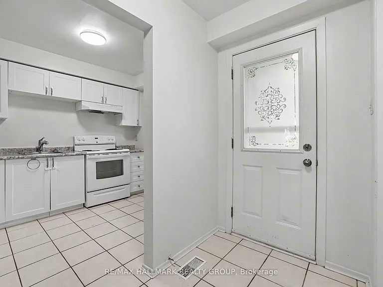32A Sonnet Cres #18 — Photo 2