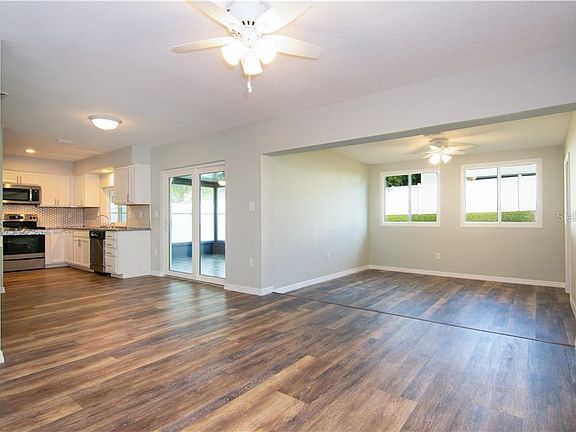 5th image of 2205 E Orangehill Ave