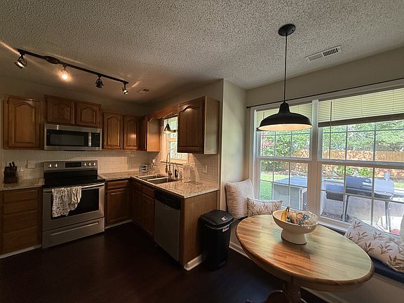 4th image of 435 Wolf Run Ln