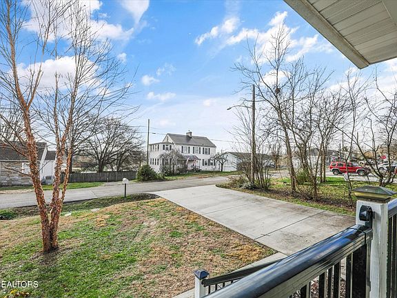 4th image of 527 Balsam Dr
