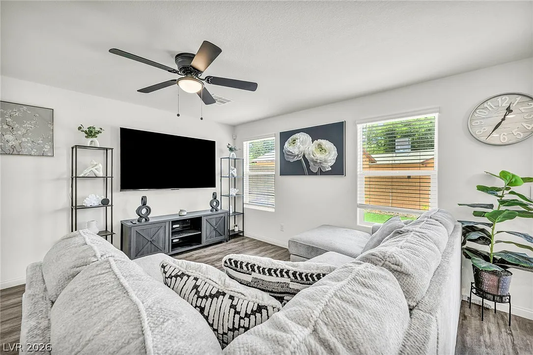 4 bed, 2.5 bath, 1554 sqft, $2,700 — Photo 2