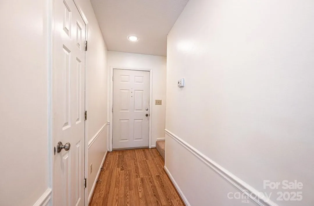 2 bed, 2.5 bath, 1300 sqft, $1,600 — Photo 4