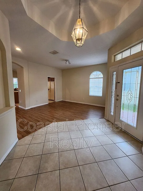 3 bed, 2.0 bath, 1981 sqft, $2,900 — Photo 4