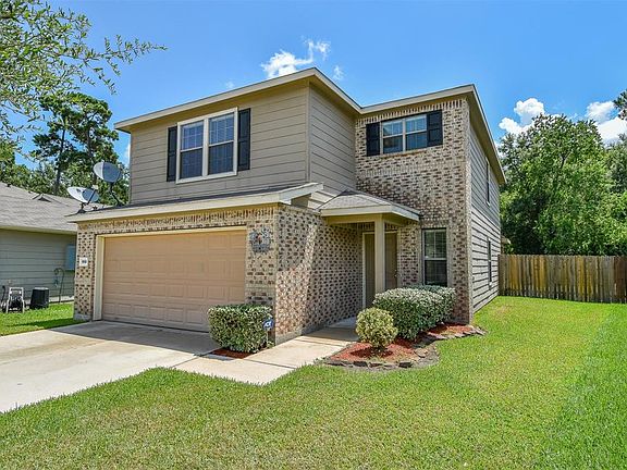 This house features: 4 bedrooms, 3 full baths, big kitchen, formal dinning, formal living room, Game Room, and HUGE lot! Laundry Room. Spanish: Esta casa tiene: 4 recamaras, 3 banos, sala, comedor, cocina grande, sala de juejo, lavanderia en un LOTE 