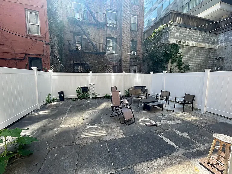 206 E 6th St #1RW — Photo 12