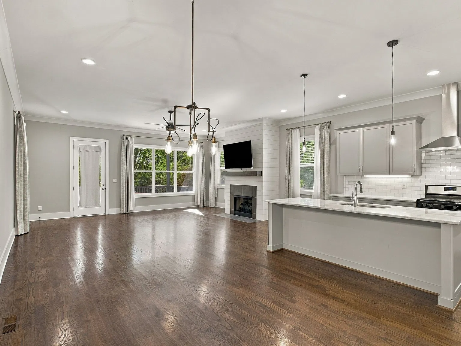 3 bed, 2.5 bath, 2266 sqft, $3,295 — Photo 4
