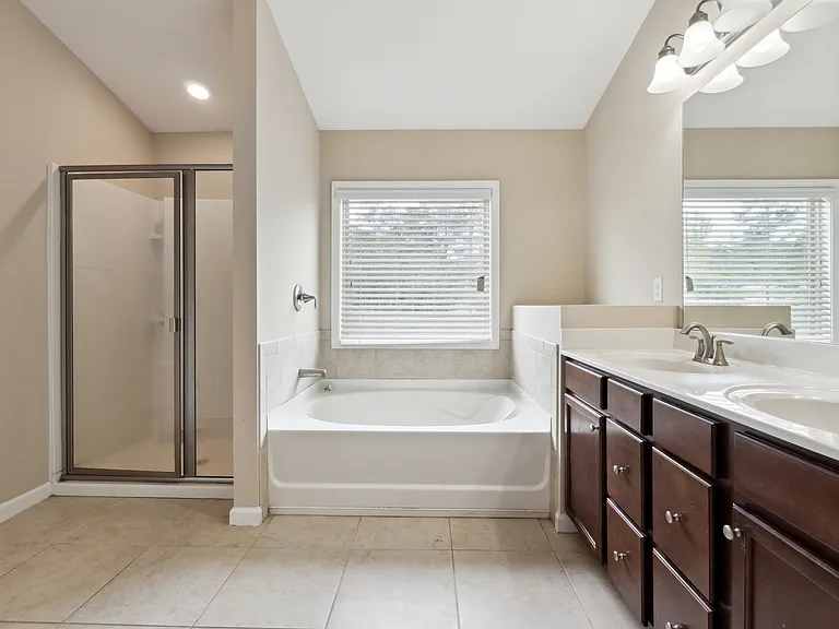 1190 Hampton Oaks Dr — Photo 13
