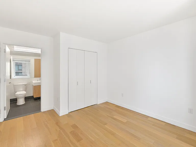 38 6th Avenue — Photo 26